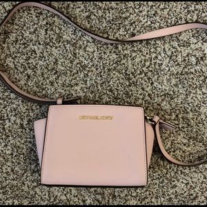 Authentic Michael Kors cross body purse!